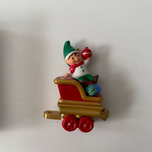 Hallmark Keepsake: 2011 "Happy Helper, Santa's Holiday Train" Miniature Ornament - Picture 3 of 10
